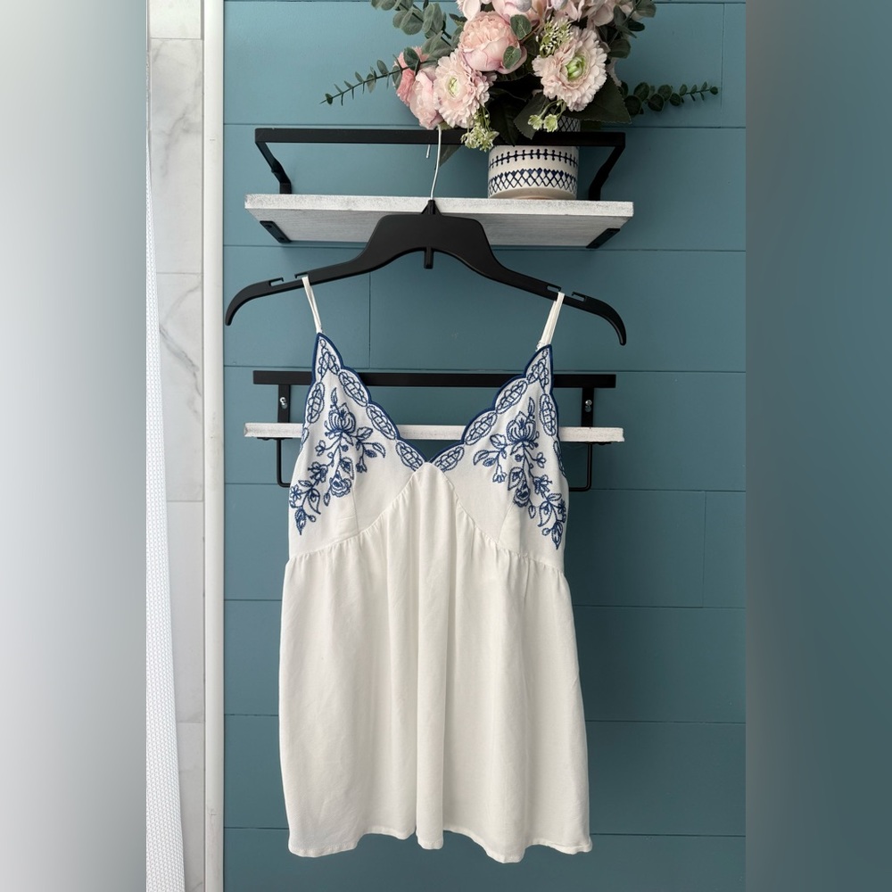 Love on a Hanger White & Blue Embroidered Scalloped Tank Top Size S